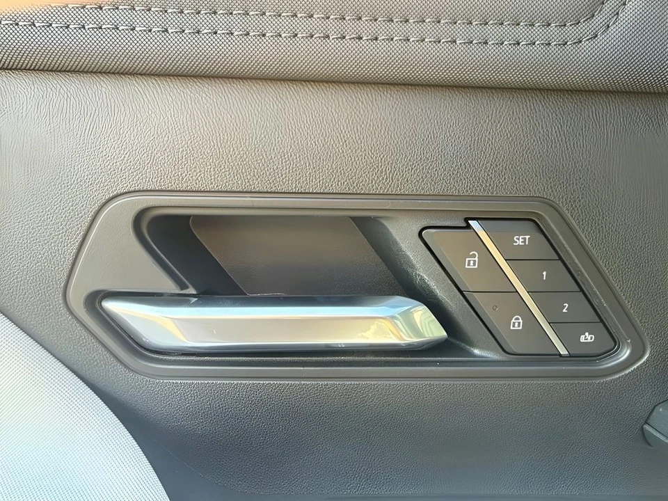 2025 GMC Hummer EV - Image 11 of 31