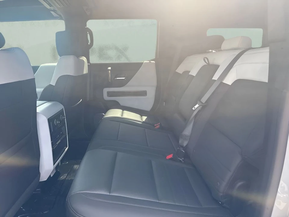 2025 GMC Hummer EV - Image 14 of 31