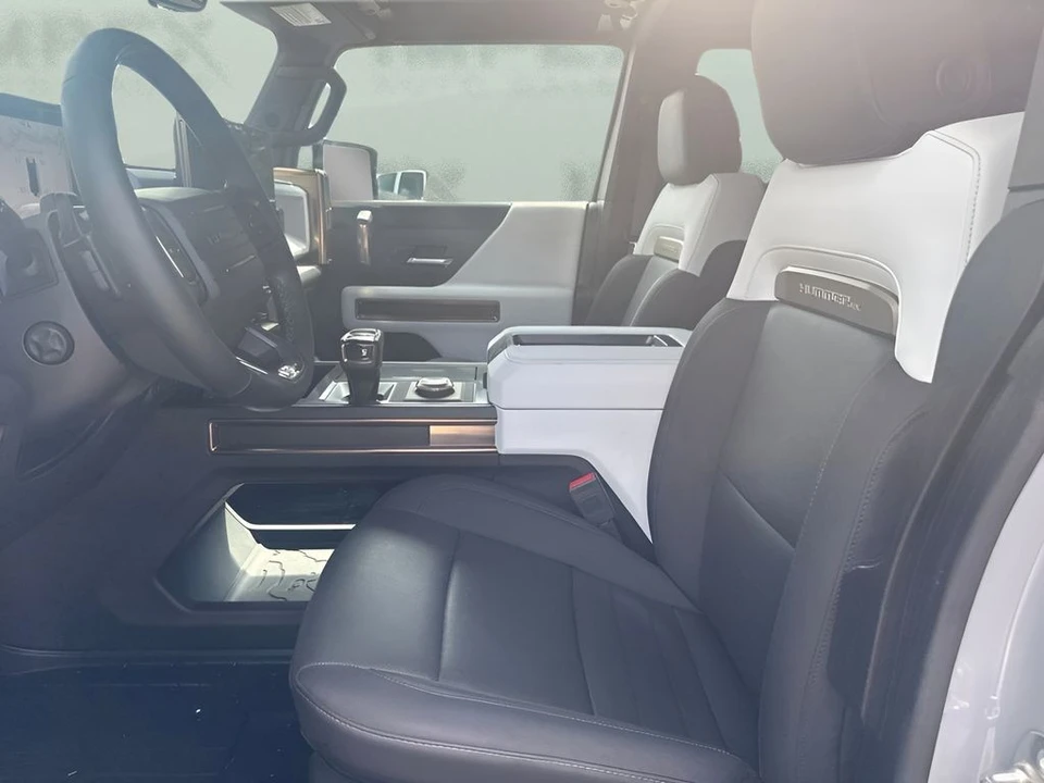2025 GMC Hummer EV - Image 10 of 31