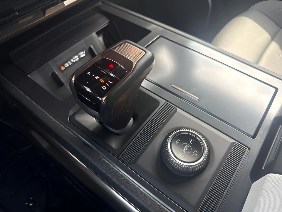 2025 GMC Hummer EV - Image 20 of 31