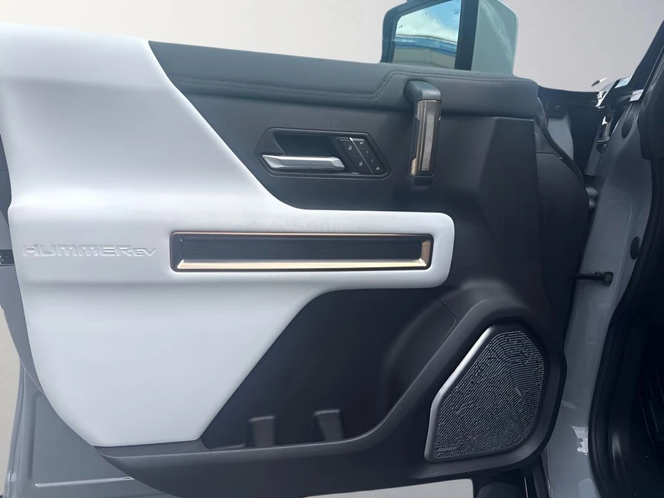 2025 GMC Hummer EV - Image 28 of 31