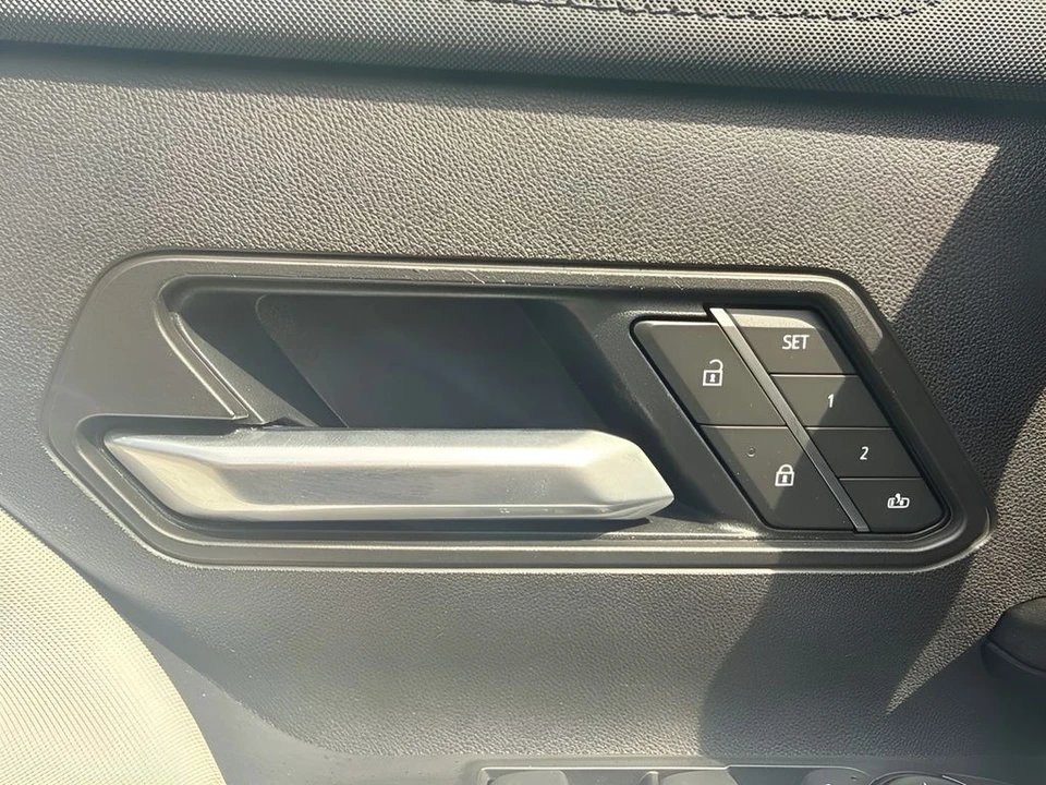 2025 GMC Hummer EV - Image 13 of 31