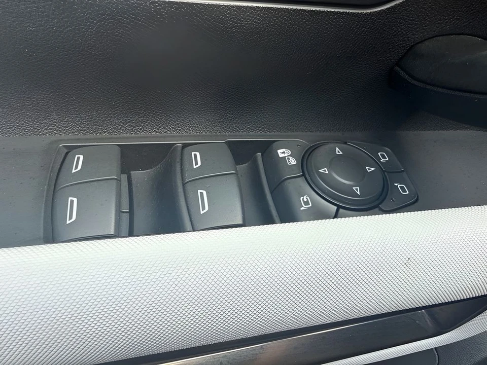 2025 GMC Hummer EV - Image 29 of 31