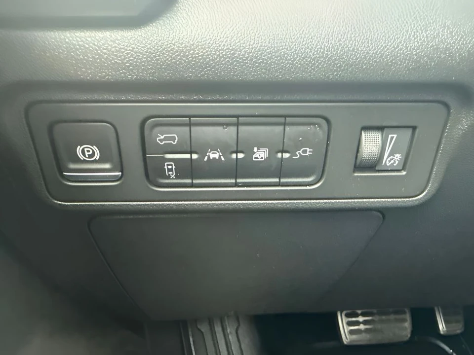 2025 GMC Hummer EV - Image 26 of 31
