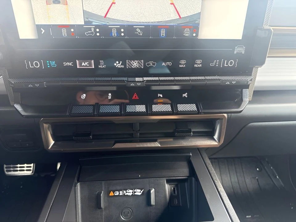 2025 GMC Hummer EV - Image 23 of 31