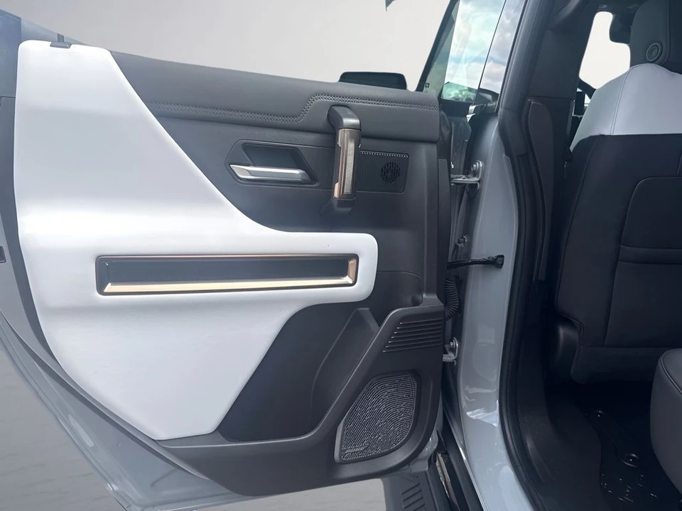 2025 GMC Hummer EV - Image 30 of 31