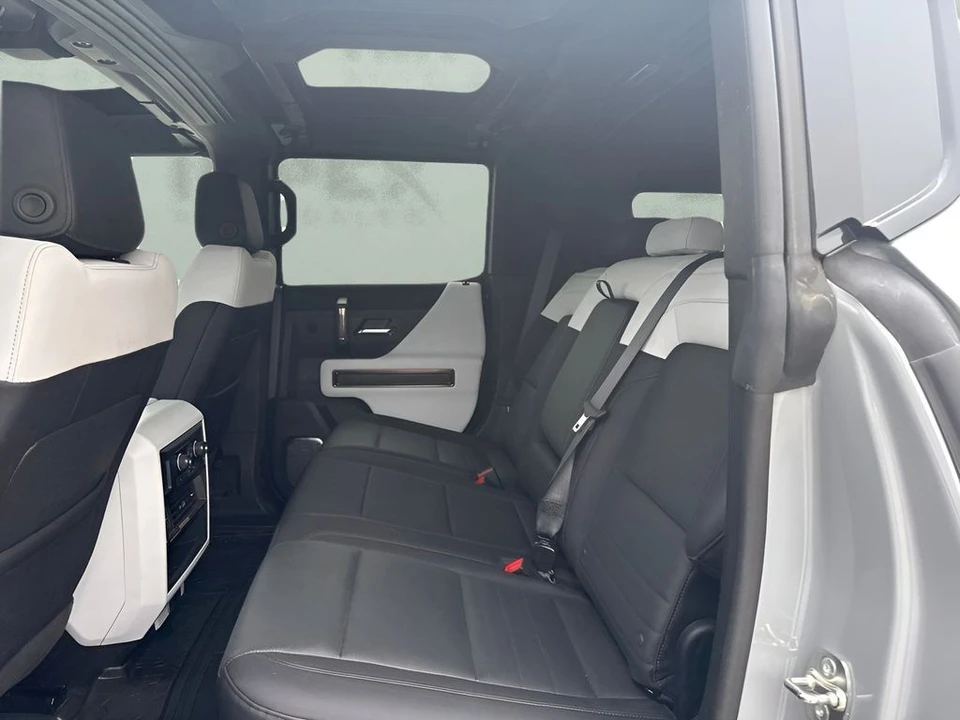 2025 GMC Hummer EV - Image 9 of 15