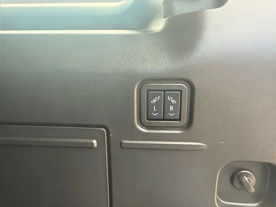 2025 GMC Hummer EV - Image 31 of 31