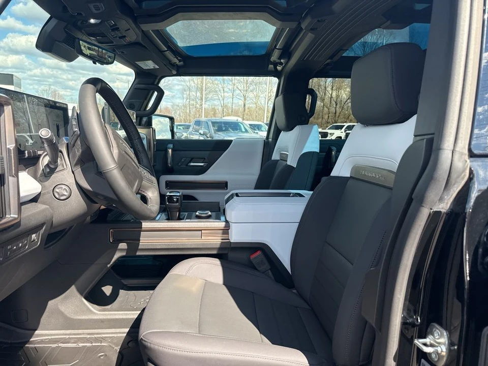 2025 GMC Hummer EV - Image 9 of 12