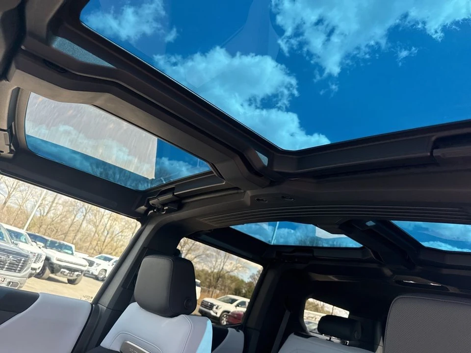 2025 GMC Hummer EV - Image 10 of 12