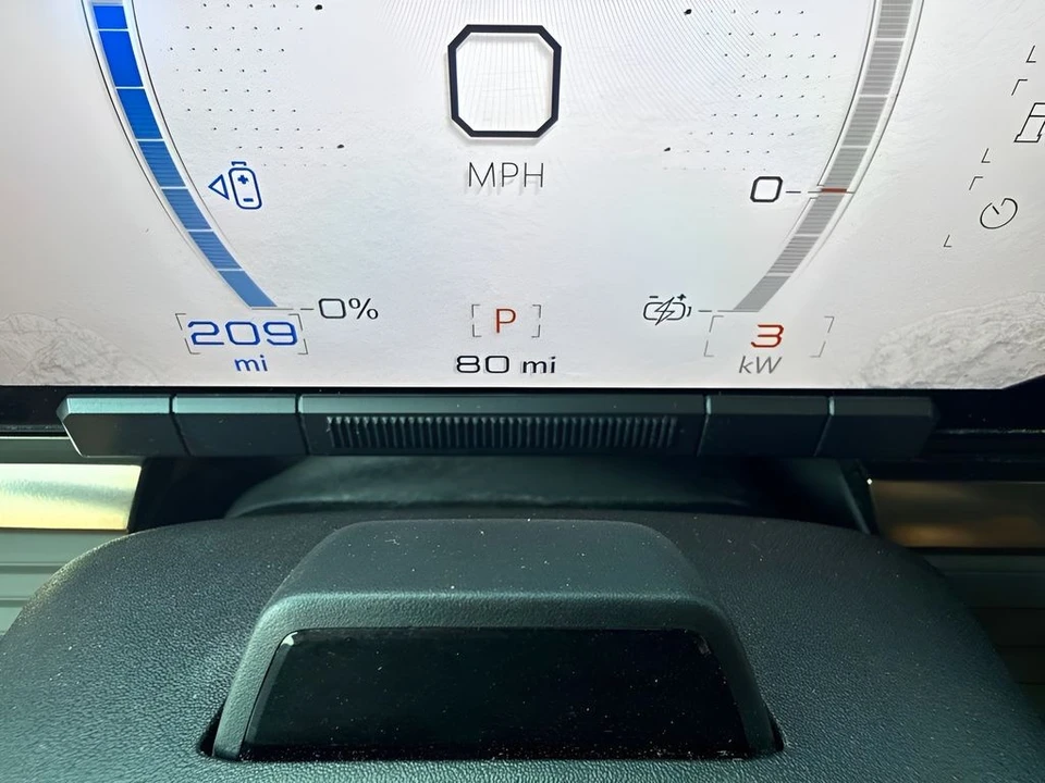 2025 GMC Hummer EV - Image 26 of 31