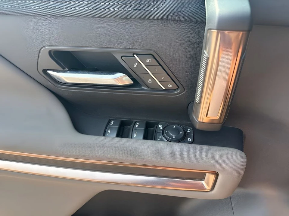 2025 GMC Hummer EV - Image 28 of 31