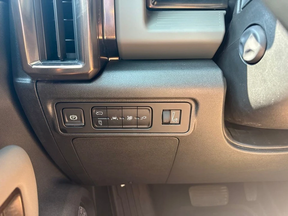 2025 GMC Hummer EV - Image 24 of 31