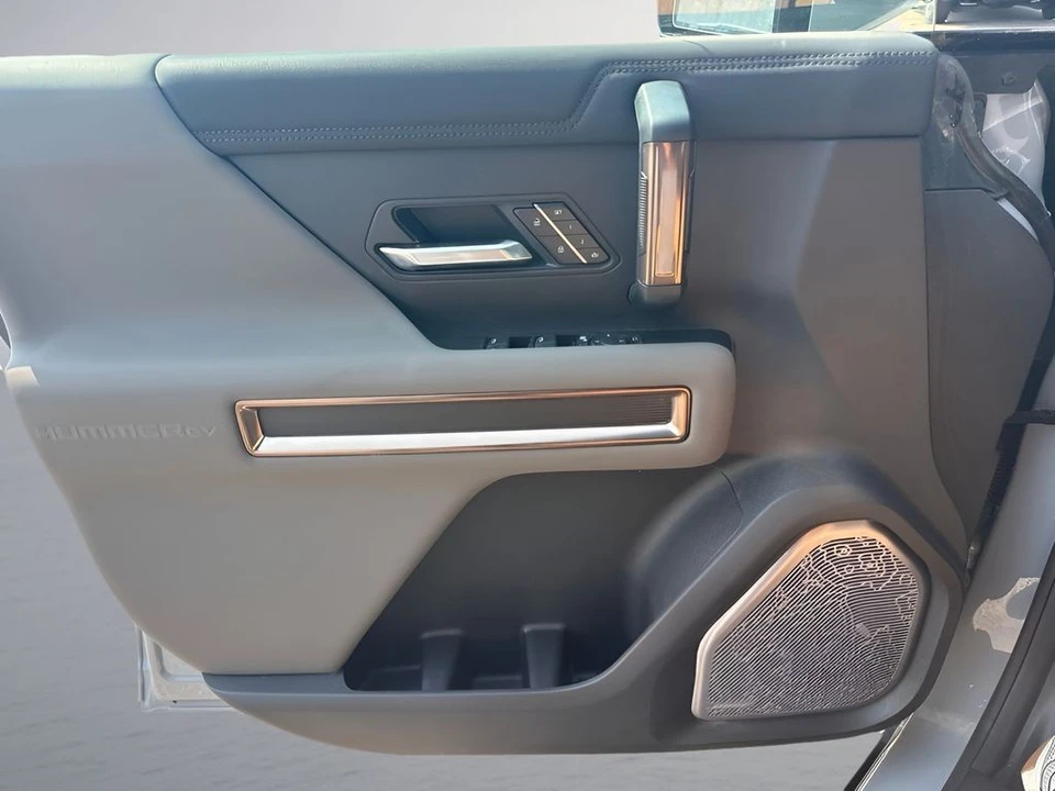 2025 GMC Hummer EV - Image 27 of 31