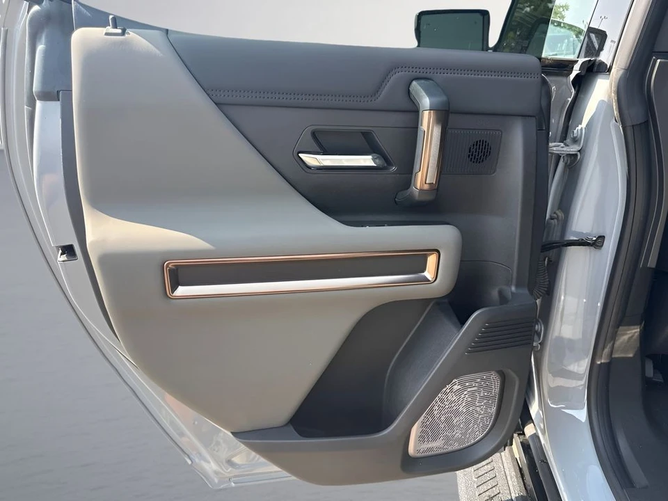 2025 GMC Hummer EV - Image 29 of 31