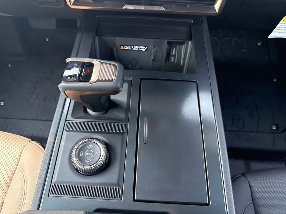 2025 GMC Hummer EV - Image 18 of 31