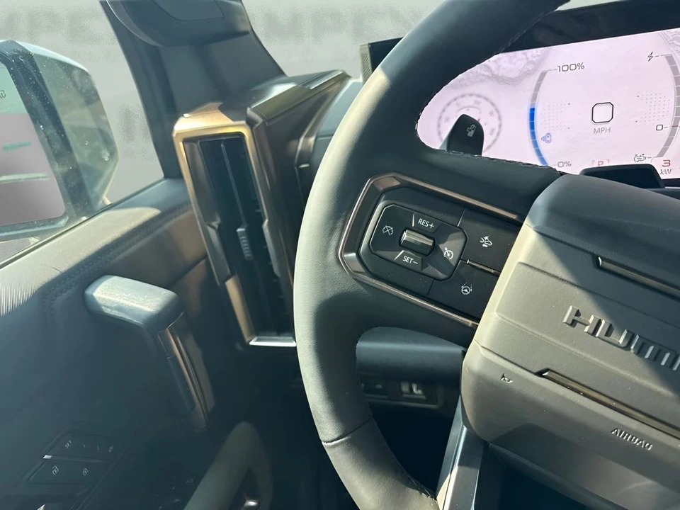 2025 GMC Hummer EV - Image 16 of 31