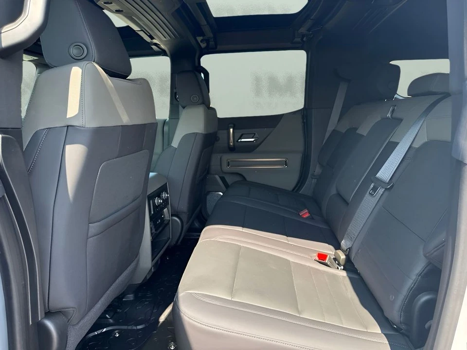 2025 GMC Hummer EV - Image 12 of 31
