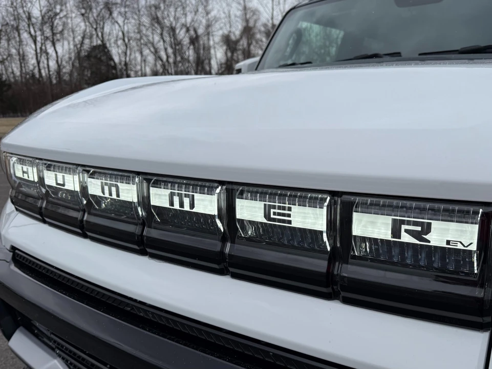 2025 GMC Hummer EV - Image 9 of 12