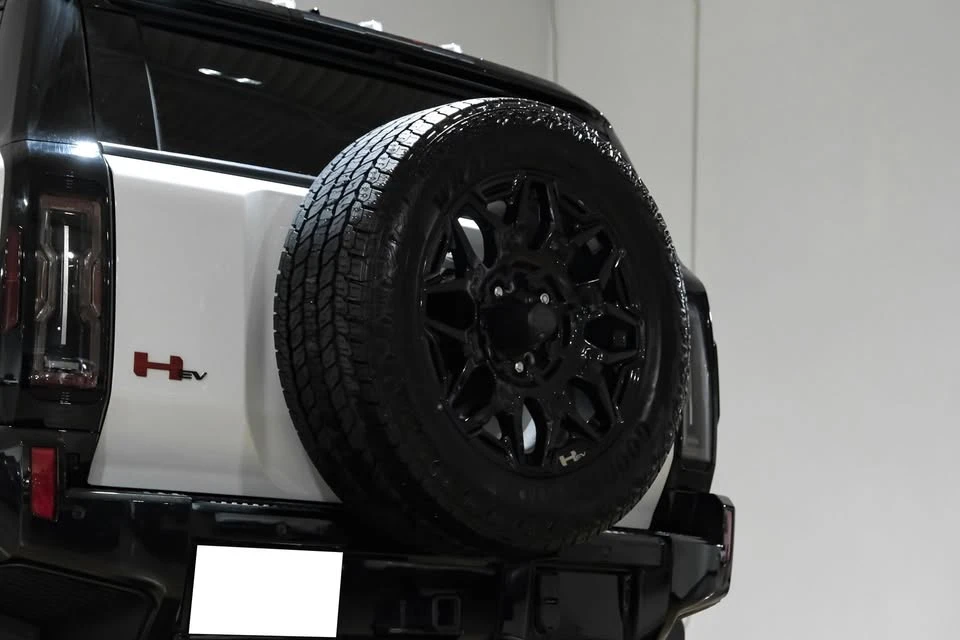 2025 GMC Hummer EV - Image 12 of 20