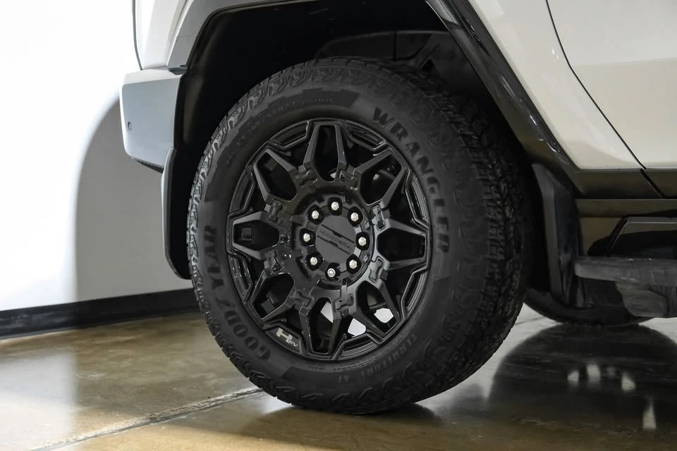 2025 GMC Hummer EV - Image 11 of 20