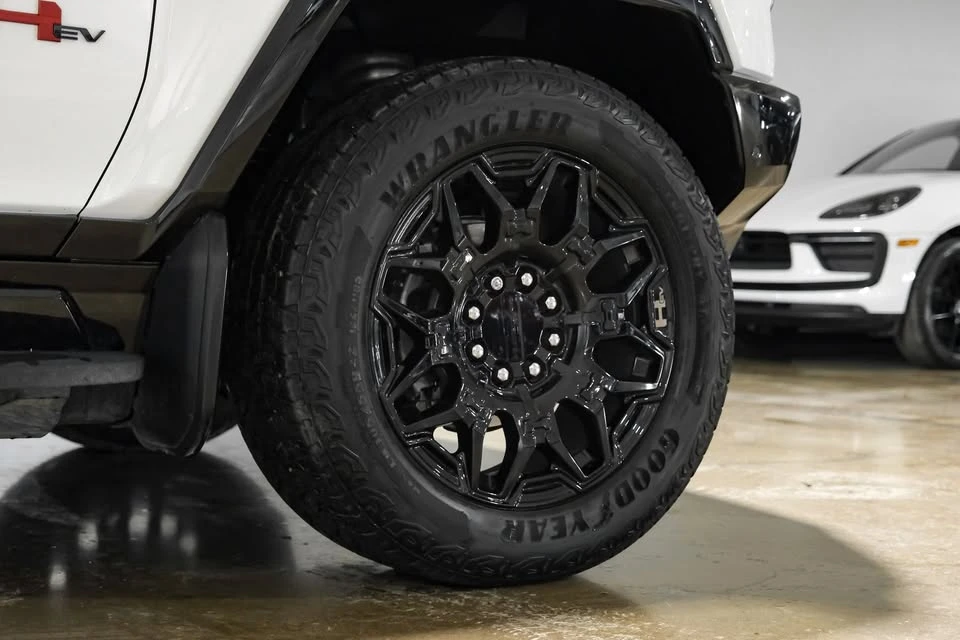 2025 GMC Hummer EV - Image 4 of 20