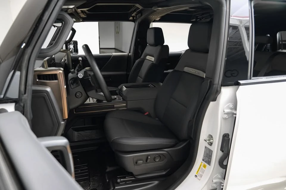 2025 GMC Hummer EV - Image 10 of 20