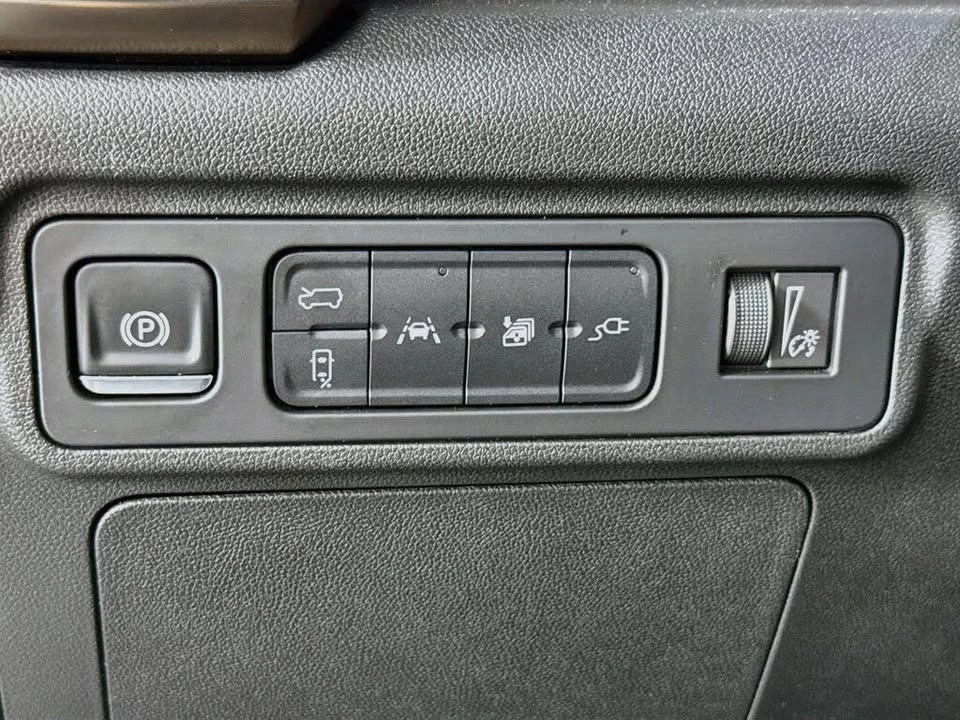 2025 GMC Hummer EV - Image 12 of 16