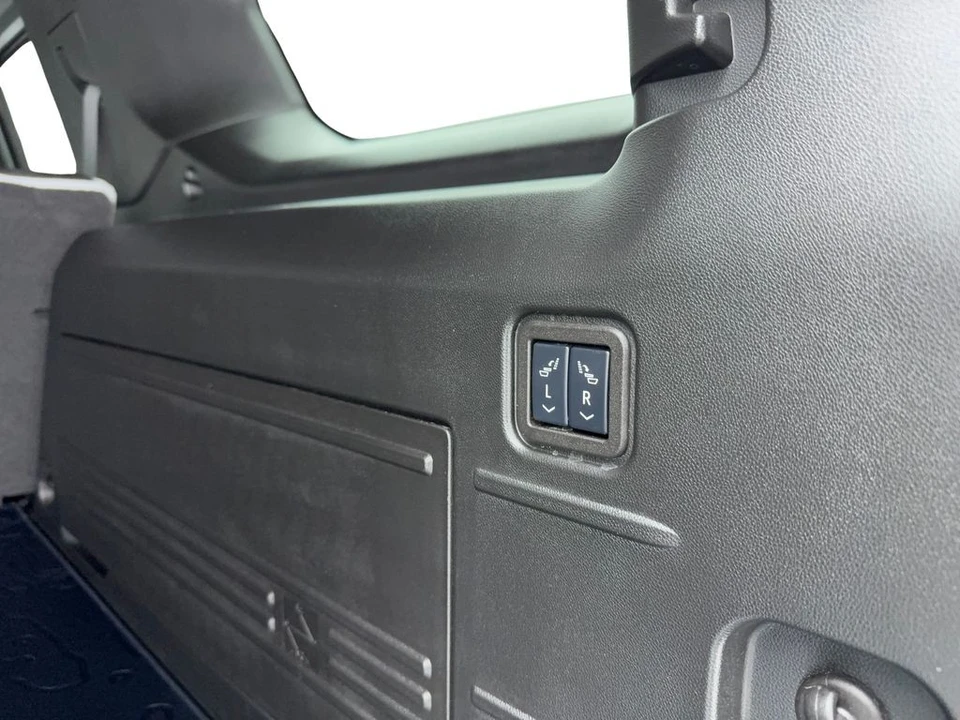 2025 GMC Hummer EV - Image 18 of 21