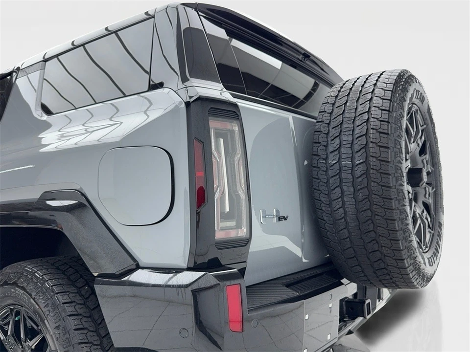 2025 GMC Hummer EV - Image 11 of 12