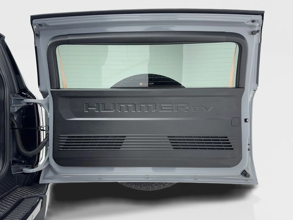 2025 GMC Hummer EV - Image 16 of 21