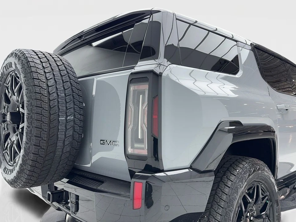 2025 GMC Hummer EV - Image 10 of 21