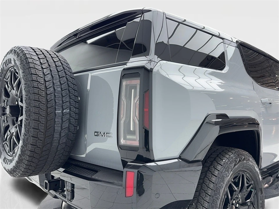 2025 GMC Hummer EV - Image 10 of 12