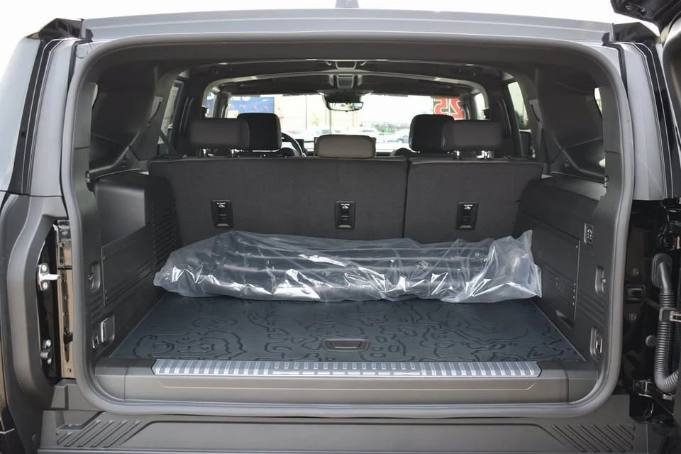 2025 GMC Hummer EV - Image 10 of 20