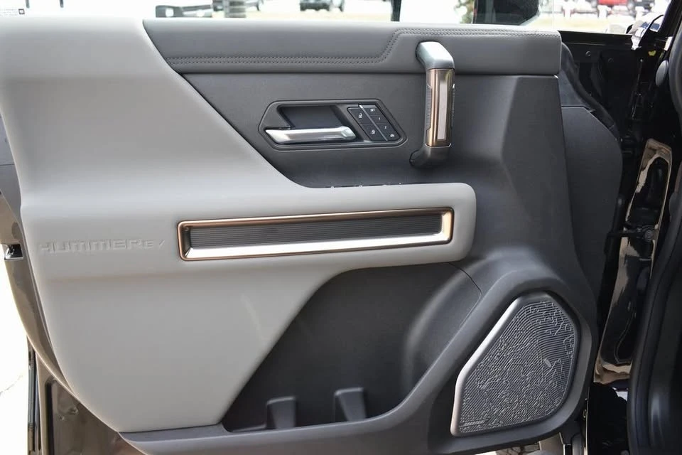 2025 GMC Hummer EV - Image 12 of 20