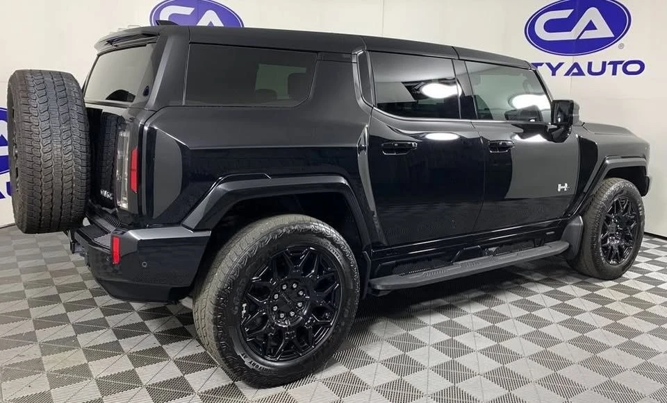 2025 GMC Hummer EV - Image 10 of 12