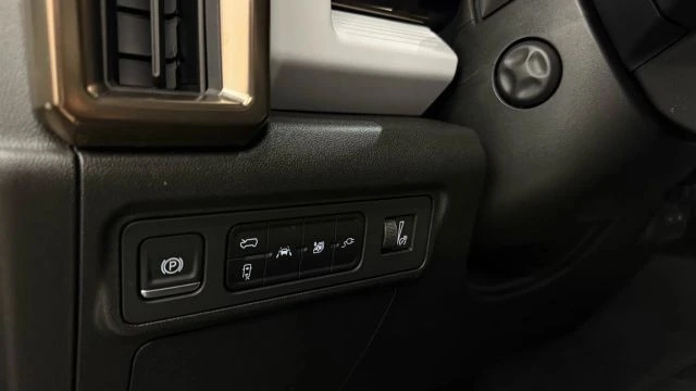 2025 GMC Hummer EV - Image 11 of 21