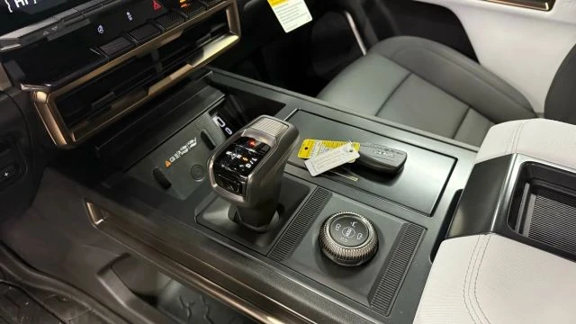 2025 GMC Hummer EV - Image 15 of 21