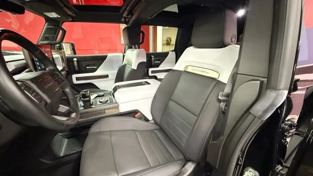 2025 GMC Hummer EV - Image 18 of 21
