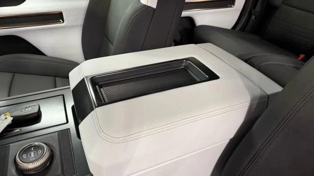 2025 GMC Hummer EV - Image 17 of 21