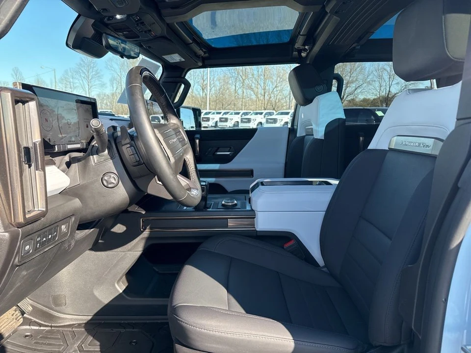 2025 GMC Hummer EV - Image 9 of 12