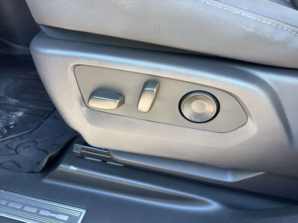 2025 GMC Hummer EV - Image 10 of 12
