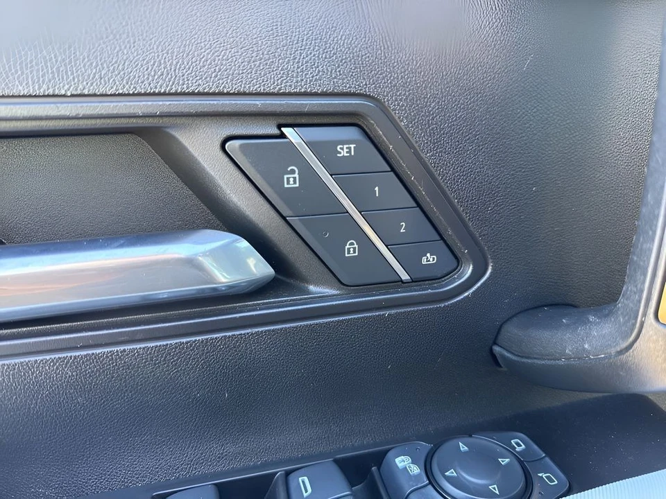 2025 GMC Hummer EV - Image 11 of 12