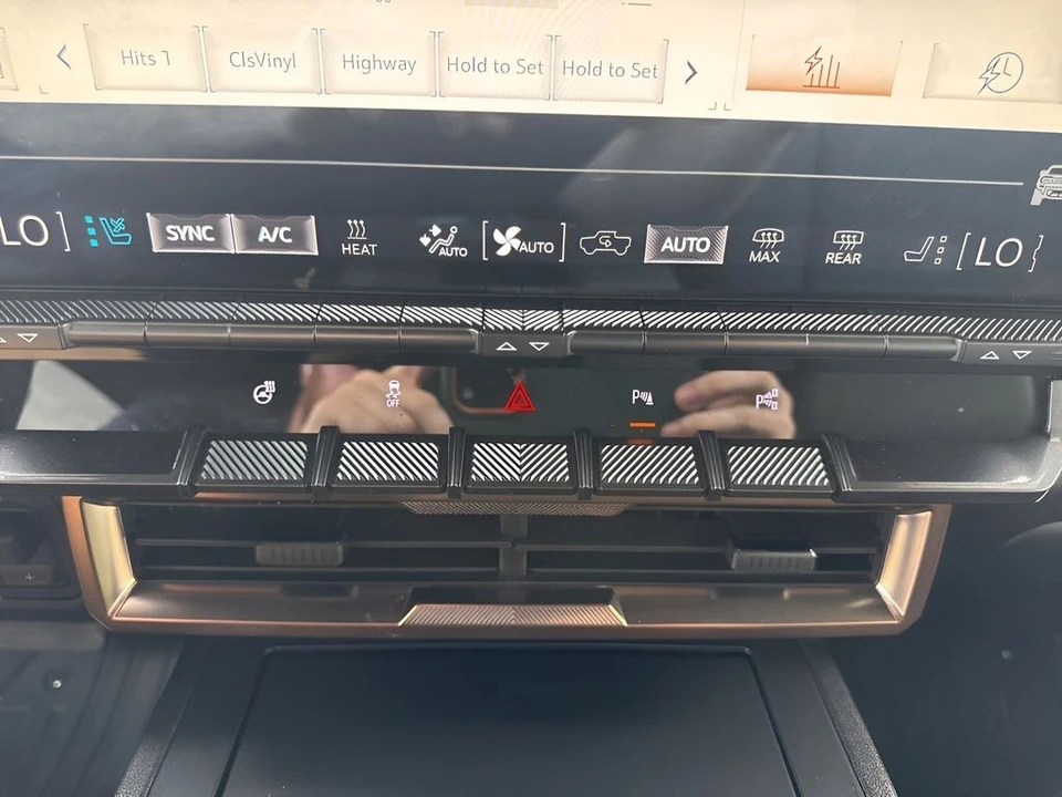 2025 GMC Hummer EV - Image 23 of 31