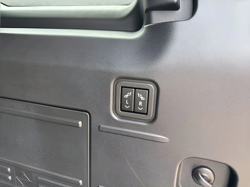 2025 GMC Hummer EV - Image 11 of 31