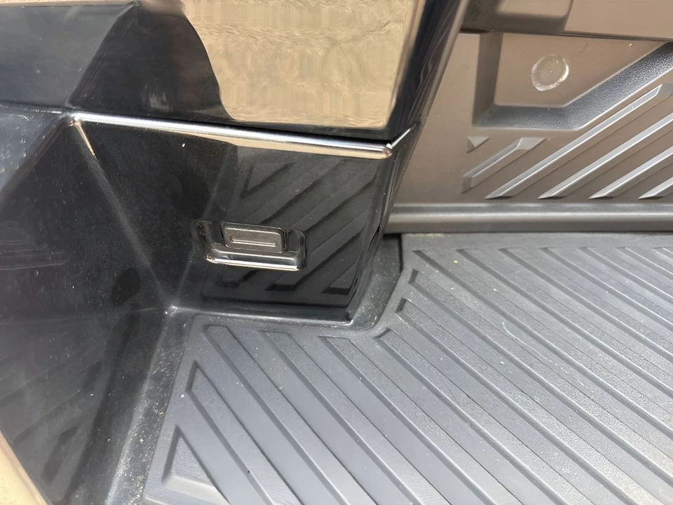 2025 GMC Hummer EV - Image 12 of 31