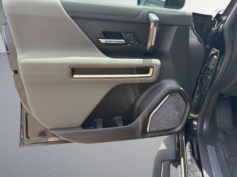 2025 GMC Hummer EV - Image 16 of 31