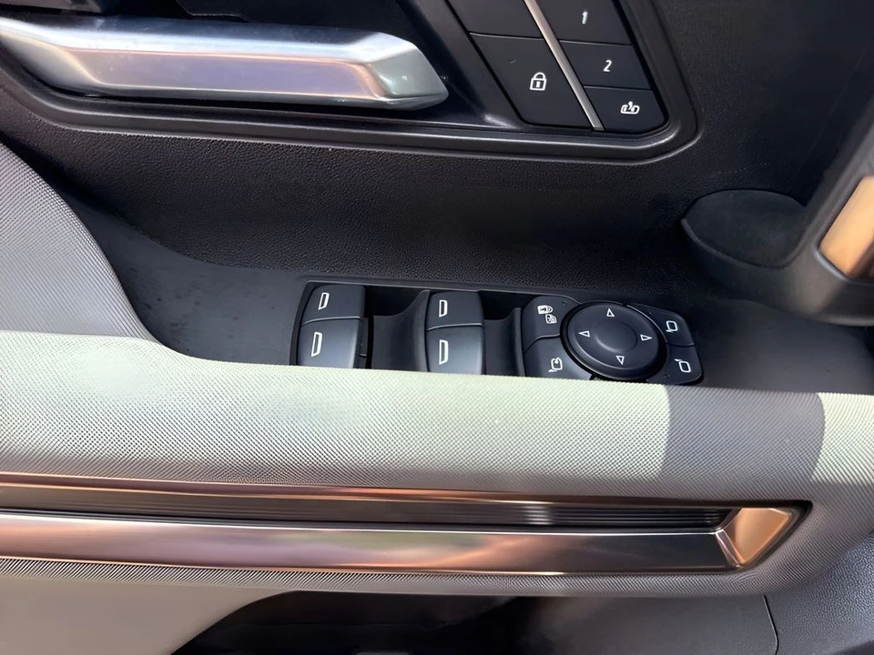 2025 GMC Hummer EV - Image 15 of 31