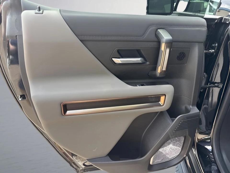 2025 GMC Hummer EV - Image 14 of 31