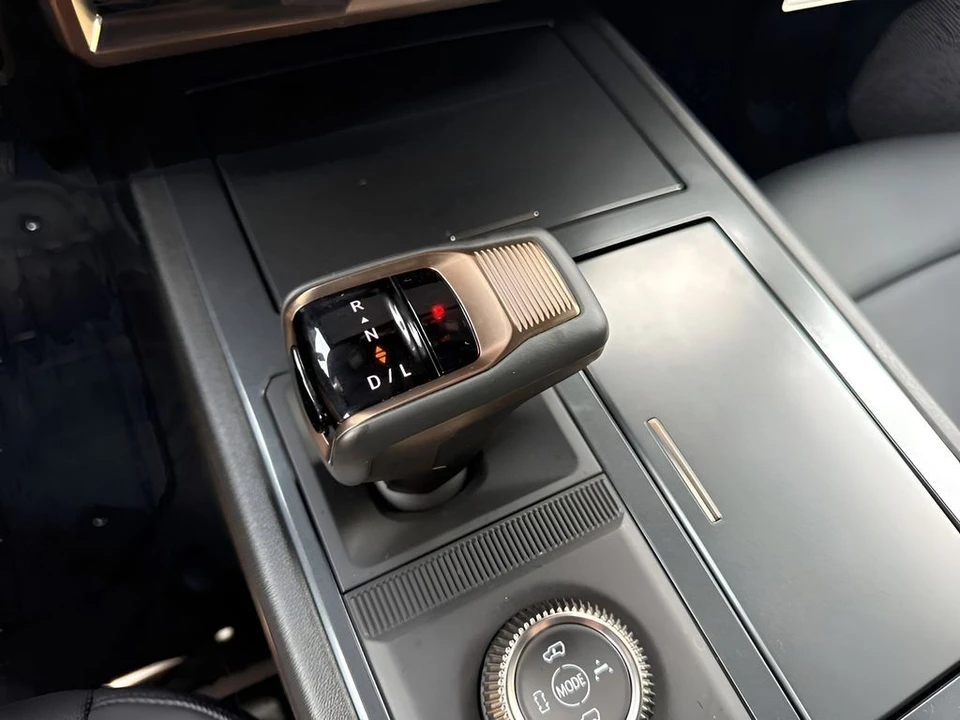 2025 GMC Hummer EV - Image 25 of 31